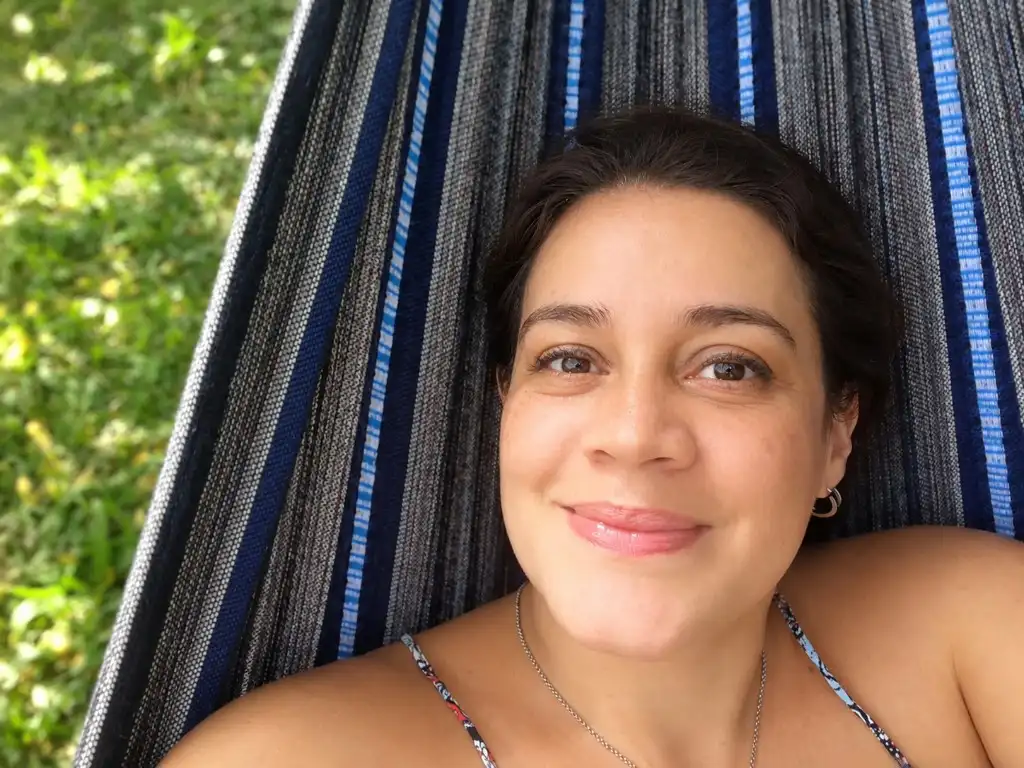 Marcela Brito Avellaneda recostada en una hamaca.
