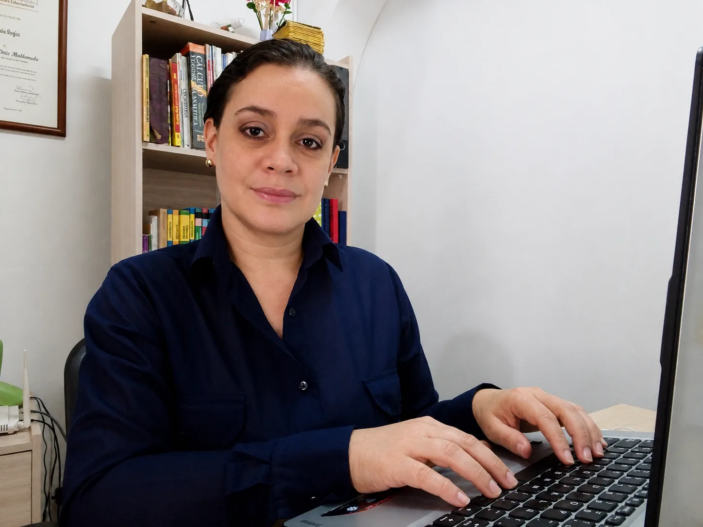 Marcela Brito Avellaneda en un consultorio luminoso, con computador.