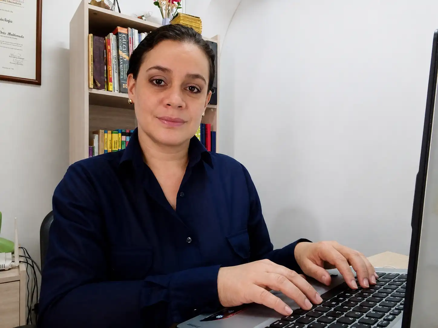 Marcela Brito Avellaneda en un consultorio luminoso, con computador.
